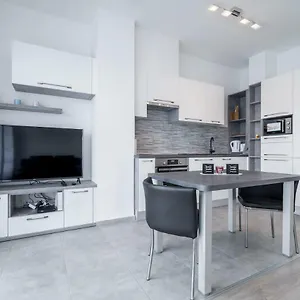 Bpr Chic White With Terrace & A/c & Garage Apartman